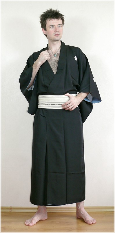 японская традиционная одежда: мужское шелковое кимоно и пояс оби