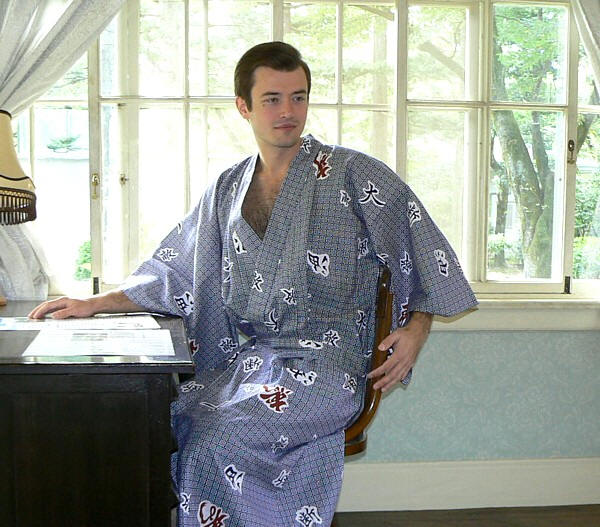 японская традиционная одежда: юката (летнее кимоно) из хлопка
