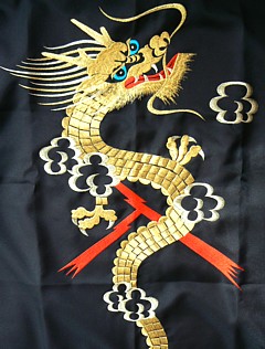 Золотой Дракон, вышивка на японском кимоно