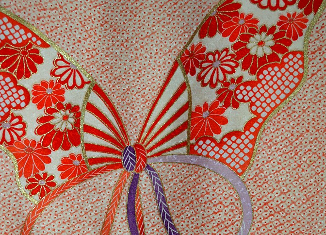деталь авторской росписи на ткани японскофо женского шелкового кимоно