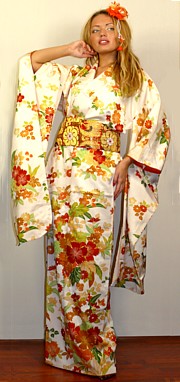 японское шелковое  кимоно фурисодэ