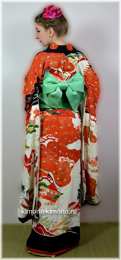 японское старинное кимоно с авторской росписью и вышивкой и фамильным гербом