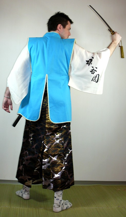 одежда самурая: куртка дзимбаори, кимоно, хакама и оружие дзиттэ