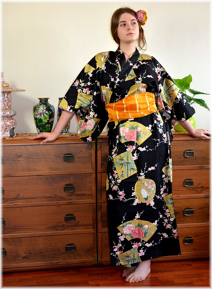японское женское кимоно и пояс-оби