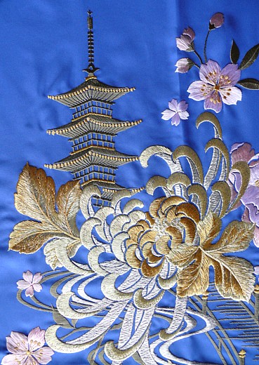 японский халат кимоно: деталь вышивки на спине