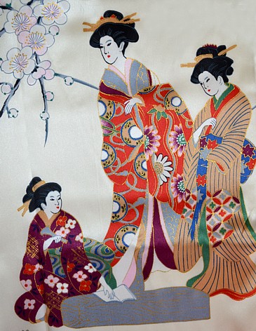 рисунок на шелковом японском кимоно: дамы в саду