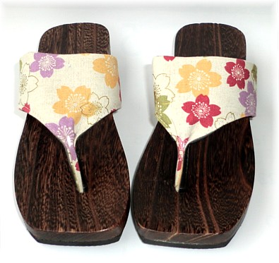 японская женская деревянная обувь